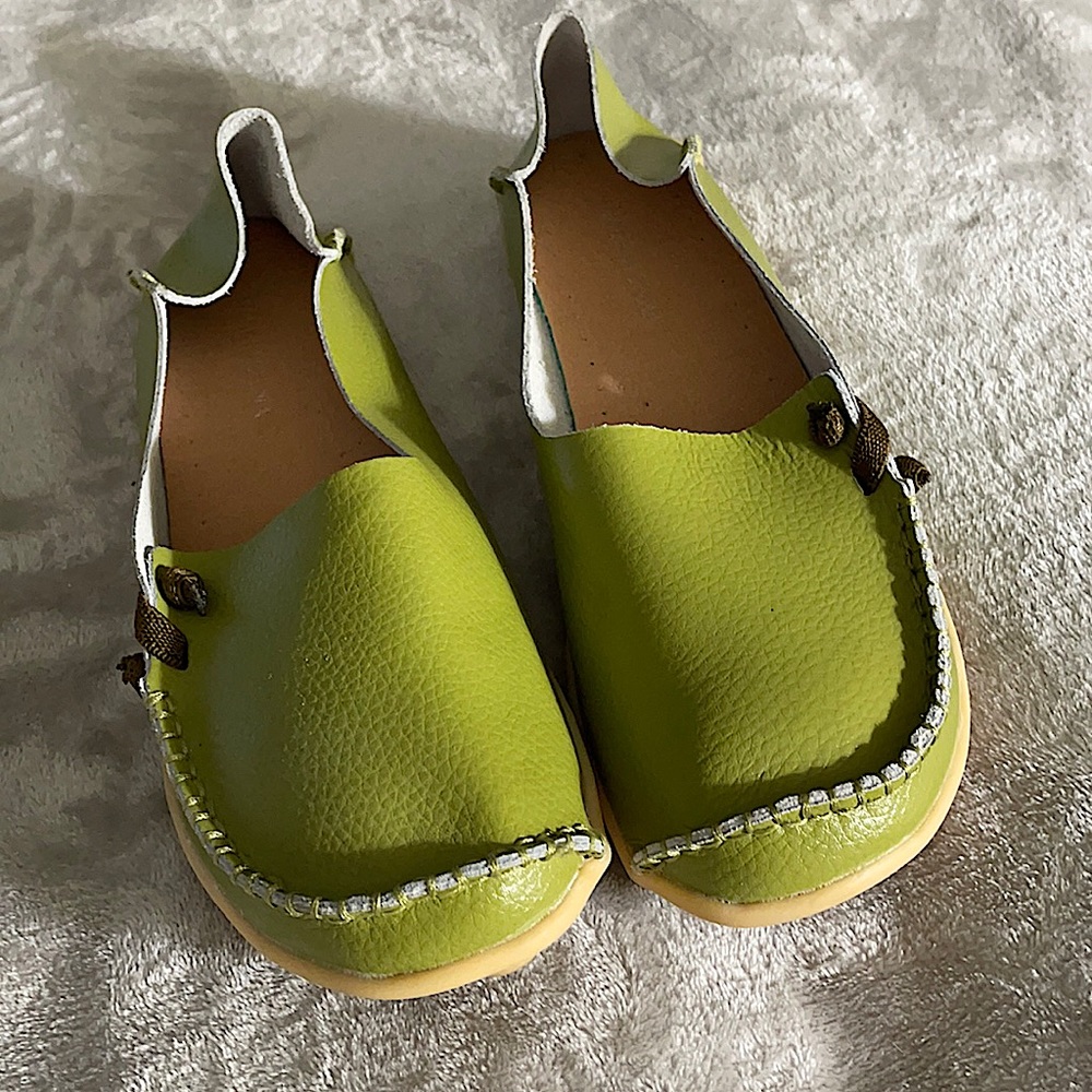 Ladies soft leather casual slip in driving shoe.